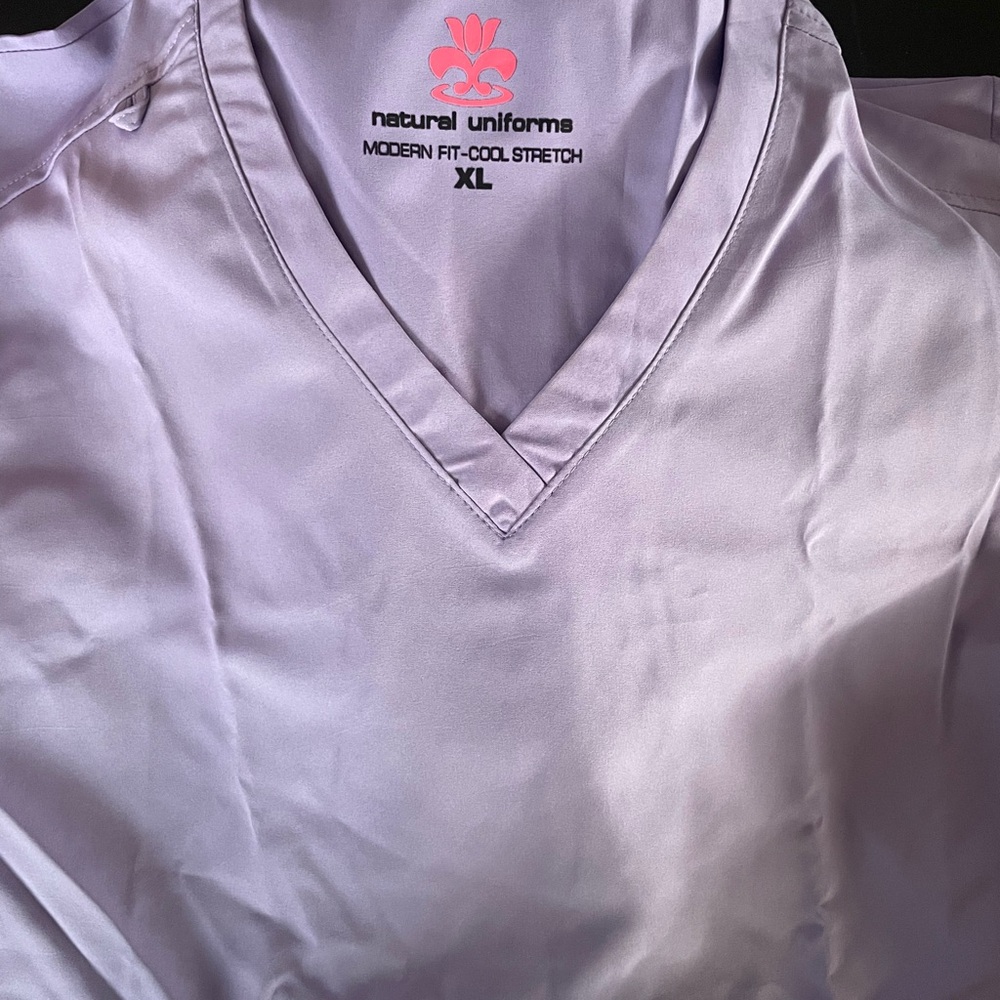 Natural Uniforms Lavender V-Neck Scrub Top and bottoms XL